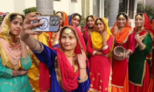 Lohri: लेखकों और किसानों ने त्योहार मनाने के तरीकों में आए बदलावों के बारे में बताया Lohri: लेखकों और किसानों ने त्योहार मनाने के तरीकों में आए बदलावों के बारे में बताया