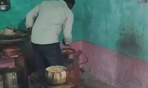किचन में नाग सांप का रेस्क्यू, फुफकार कान में पड़ते ही महिला ने बचाई खुद की जान