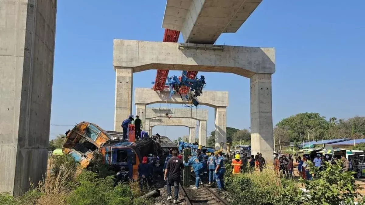 Thailand में क्रेन गिरने से पैसेंजर ट्रेन पटरी से उतर गई, 22 लोगों की मौत Thailand में क्रेन गिरने से पैसेंजर ट्रेन पटरी से उतर गई, 22 लोगों की मौत