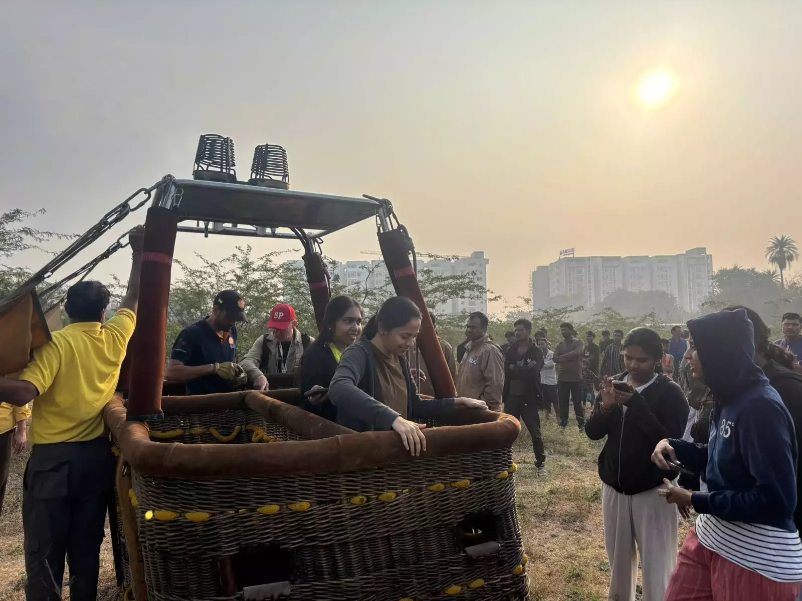 Hyderabad हॉट एयर बैलून पायलटों ने पब्लिक राइड से पहले सुबह-सुबह आसमान का टेस्ट किया Hyderabad हॉट एयर बैलून पायलटों ने पब्लिक राइड से पहले सुबह-सुबह आसमान का टेस्ट किया