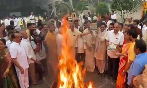 विजयवाड़ा में भोगी पर्व के दौरान टीडीपी कार्यकर्ताओं ने पूर्व CM जगन मोहन रेड्डी के पोस्टर जलाए