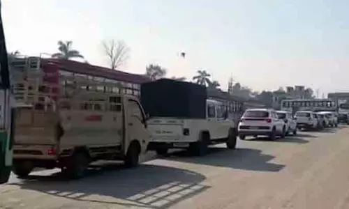 Pathankot-Mandi हाईवे पर जस्सूर में ट्रैफिक के लिए एक लेन खुली होने से लंबा जाम लग गया