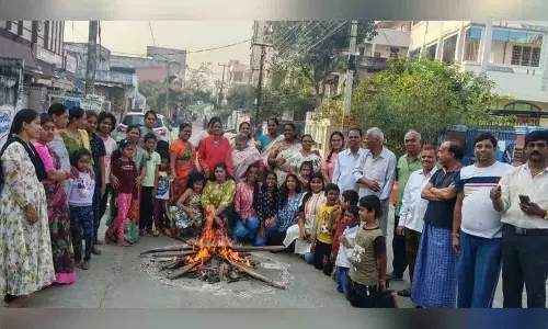 ऐतिहासिक Warangal किले में संक्रांति का जश्न शुरू, गांवों में अलाव जलाकर गर्मी बढ़ाई गई ऐतिहासिक Warangal किले में संक्रांति का जश्न शुरू, गांवों में अलाव जलाकर गर्मी बढ़ाई गई
