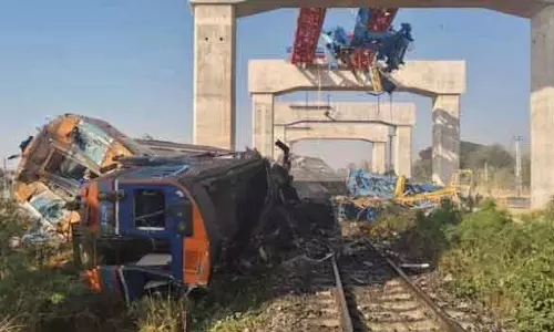 थाईलैंड में ट्रेन पर क्रेन गिरने से 22 लोगों की मौत