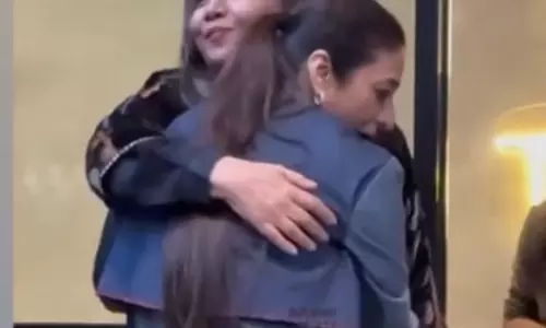 खाला शबाना आजमी ने भांजी Tabu को गर्मजोशी से गले लगाया खाला शबाना आजमी ने भांजी Tabu को गर्मजोशी से गले लगाया