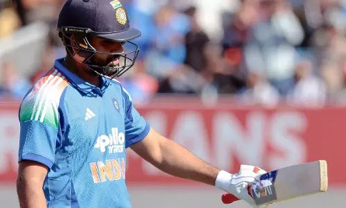Shubman Gill: दूसरे वनडे में टीम इंडिया संघर्ष में, 118 रन पर 4 विकेट गिरे Shubman Gill: दूसरे वनडे में टीम इंडिया संघर्ष में, 118 रन पर 4 विकेट गिरे
