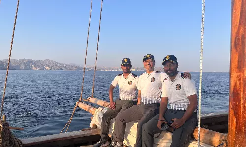 18 दिन की यात्रा के बाद INSV कौंडिन्या चालक दल खुशी से झूम उठा, मस्कट में जहाज की मरम्मत 18 दिन की यात्रा के बाद INSV कौंडिन्या चालक दल खुशी से झूम उठा, मस्कट में जहाज की मरम्मत