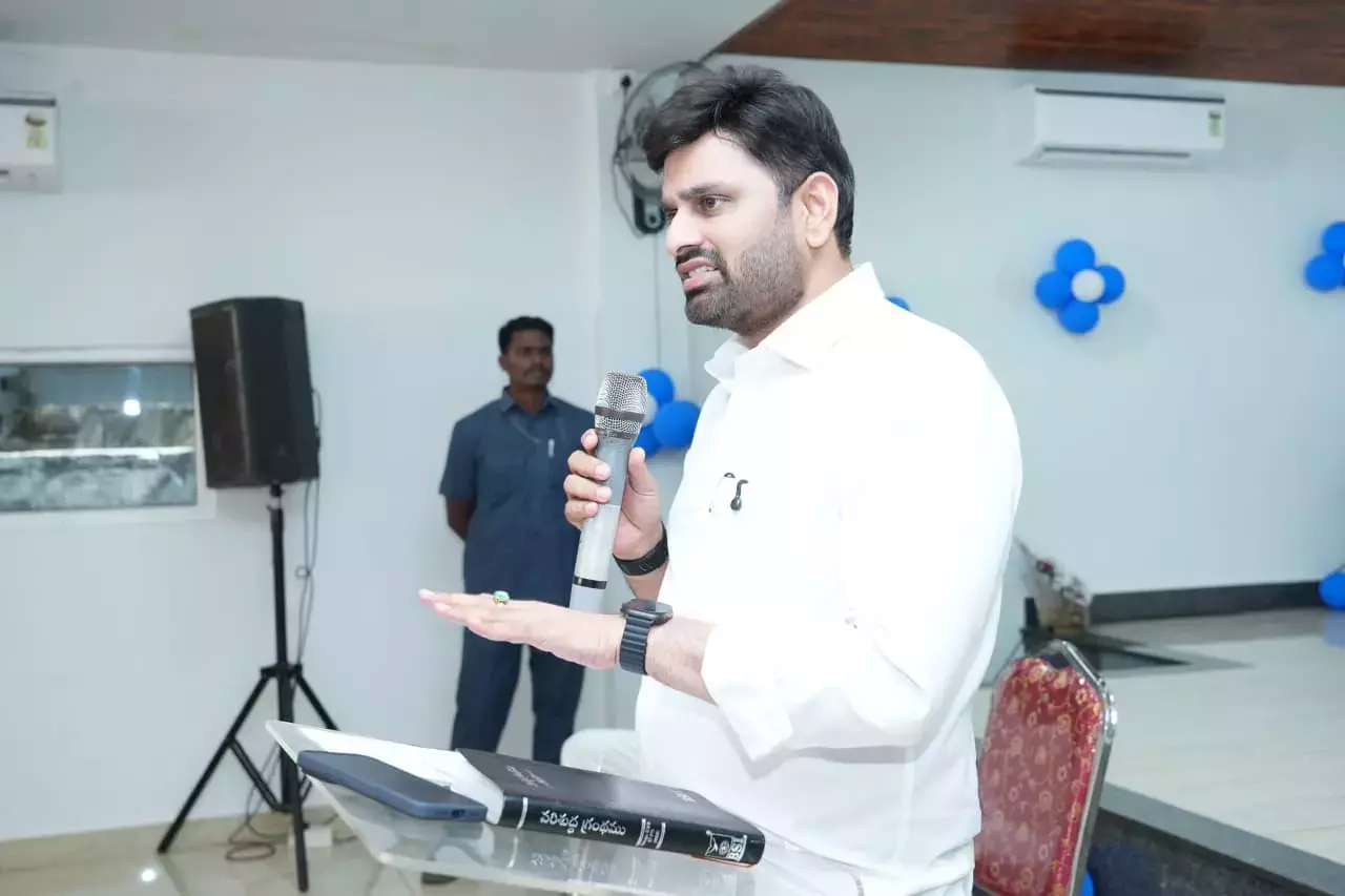कडप्पा के MP और MLA को धमकी देने के आरोप में मुंबई का एक आदमी गिरफ्तार कडप्पा के MP और MLA को धमकी देने के आरोप में मुंबई का एक आदमी गिरफ्तार