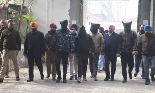 20 लाख रुपये के Canadian dollars और 2 बंदूकों के साथ 4 लोग गिरफ्तार 20 लाख रुपये के Canadian dollars और 2 बंदूकों के साथ 4 लोग गिरफ्तार