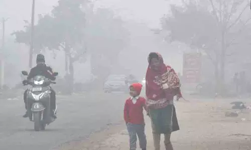 Punjab का मौसम, लुधियाना में जमा देने वाली ठंड के बीच स्कूल लौटते समय छात्रों के हाथ ‘नीले’ हो गए Punjab का मौसम, लुधियाना में जमा देने वाली ठंड के बीच स्कूल लौटते समय छात्रों के हाथ ‘नीले’ हो गए
