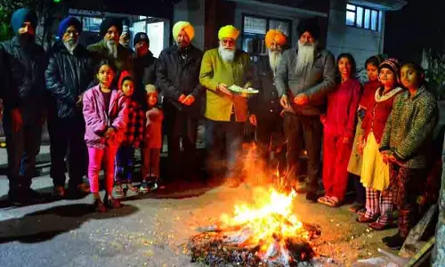 Ludhiana में लोहड़ी के जश्न में संगीत, पतंगबाजी और अलाव ने त्योहार का जोश भर दिया Ludhiana में लोहड़ी के जश्न में संगीत, पतंगबाजी और अलाव ने त्योहार का जोश भर दिया
