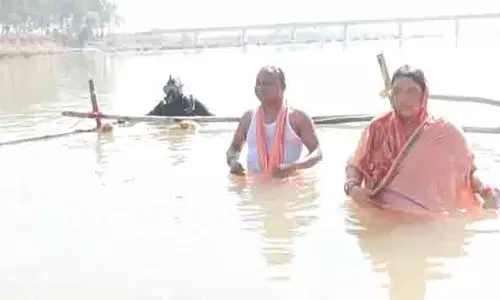 CM Mohan Charan Majhi ने बैतरणी नदी में पवित्र डुबकी लगाई CM Mohan Charan Majhi ने बैतरणी नदी में पवित्र डुबकी लगाई