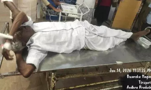 Chandrababu के घर के सामने एक बुजुर्ग व्यक्ति ने आत्महत्या की कोशिश की Chandrababu के घर के सामने एक बुजुर्ग व्यक्ति ने आत्महत्या की कोशिश की