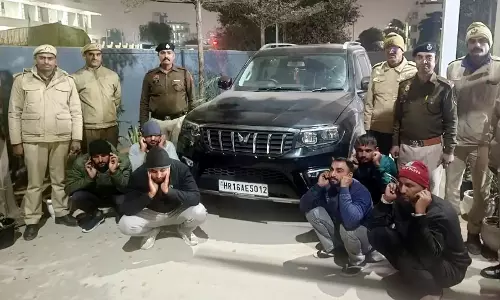 Gurugram: गुरुग्राम में चलती कार में स्टंटबाजी, छह आरोपी पुलिस हिरासत में Gurugram: गुरुग्राम में चलती कार में स्टंटबाजी, छह आरोपी पुलिस हिरासत में