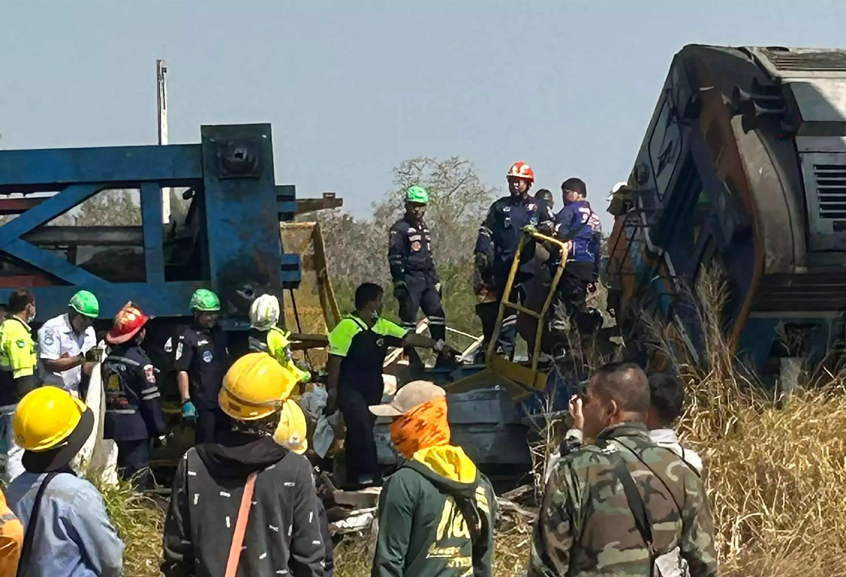 Thailand में पैसेंजर ट्रेन पर क्रेन गिरने से कम से कम 12 लोगों की मौत