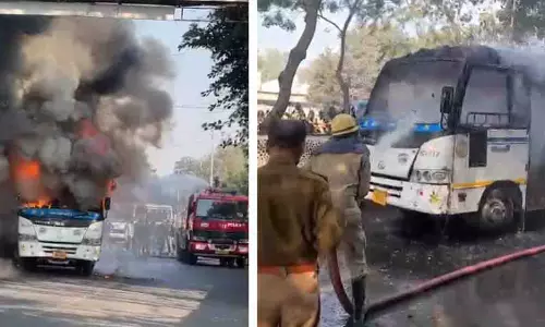 Indore हादसा: बस ने स्कूटर को मारी टक्कर, यात्रियों की समय पर बचाव Indore हादसा: बस ने स्कूटर को मारी टक्कर, यात्रियों की समय पर बचाव