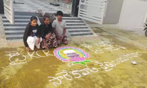 किसान के परिवार ने KCR के प्रति सम्मान दिखाते हुए उनकी प्रशंसा की किसान के परिवार ने KCR के प्रति सम्मान दिखाते हुए उनकी प्रशंसा की