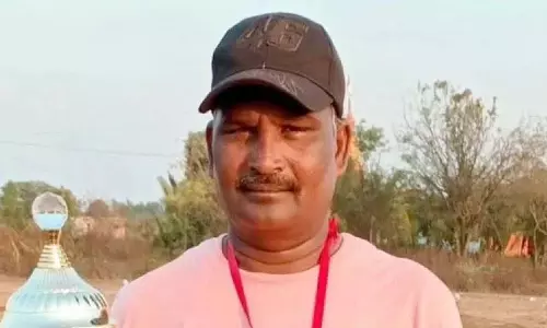 Karnataka में बाइकर की चाइनीज मांझे से गला कटने से मौत, बेटी को फोन किया Karnataka में बाइकर की चाइनीज मांझे से गला कटने से मौत, बेटी को फोन किया