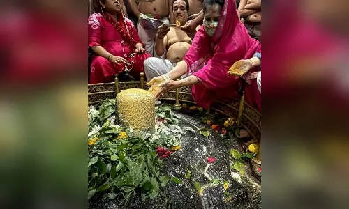 घृष्णेश्वर ज्योतिर्लिंग पर Tanisha मुखर्जी ने किया रुद्र अभिषेक घृष्णेश्वर ज्योतिर्लिंग पर Tanisha मुखर्जी ने किया रुद्र अभिषेक