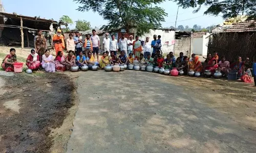 Drinking water की समस्या के समाधान के लिए आदिवासियों ने खाली बोतलों के साथ विरोध प्रदर्शन किया