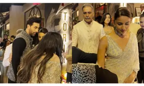 Ranbir कपूर और आलिया भट्ट ने देर रात आउटिंग के दौरान कपल गोल्स दिए Ranbir कपूर और आलिया भट्ट ने देर रात आउटिंग के दौरान कपल गोल्स दिए