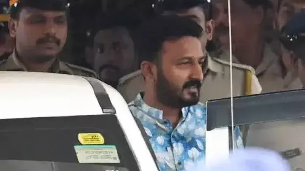 Kerala: अदूर में राहुल मामकूटाथिल के घर पर SIT की तलाशी; टीम राहुल के बिना आई Kerala: अदूर में राहुल मामकूटाथिल के घर पर SIT की तलाशी; टीम राहुल के बिना आई