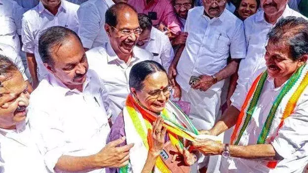 Kerala: आयशा पॉटी ने ‘क्लास गद्दार’ आलोचना का जवाब दिया Kerala: आयशा पॉटी ने ‘क्लास गद्दार’ आलोचना का जवाब दिया