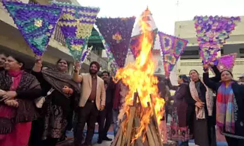 पारंपरिक रीति-रिवाजों और उल्लास के साथ मनाई गई Lohri पारंपरिक रीति-रिवाजों और उल्लास के साथ मनाई गई Lohri