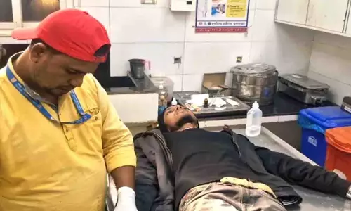 Bhubaneswar हादसा: मांझे की डोर से व्यक्ति की गर्दन कटी, हालत गंभीर Bhubaneswar हादसा: मांझे की डोर से व्यक्ति की गर्दन कटी, हालत गंभीर