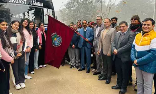 वीसी SKUAST ने एजुकेशनल टूर को हरी झंडी दिखाई वीसी SKUAST ने एजुकेशनल टूर को हरी झंडी दिखाई