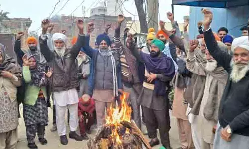 KMM ने अमृतसर में ‘जनविरोधी’ विधेयकों की प्रतियां जलाईं