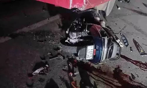 कुसांद्रा क्रॉस पर KSRTC बस–बाइक की टक्कर, दो बाइक सवारों की मौत कुसांद्रा क्रॉस पर KSRTC बस–बाइक की टक्कर, दो बाइक सवारों की मौत