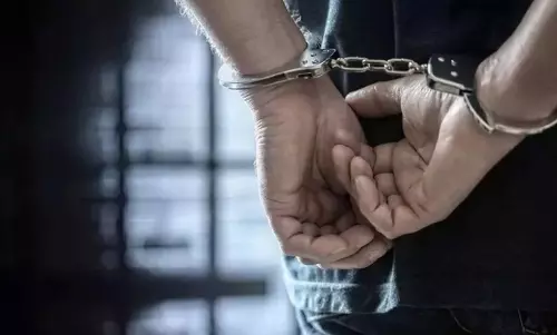 आमापारा में चाकू लहराकर दहशत फैलाने वाला युवक गिरफ्तार आमापारा में चाकू लहराकर दहशत फैलाने वाला युवक गिरफ्तार