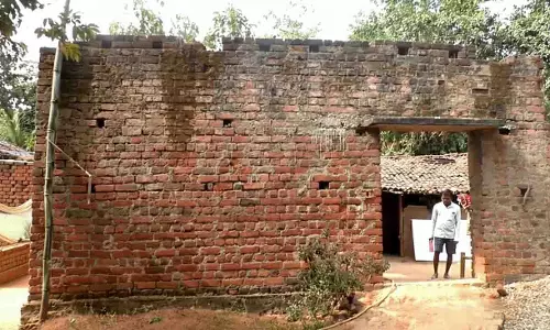 ओडिशा: आवास योजना के लाभार्थियों के लाभों पर BDO की रोक