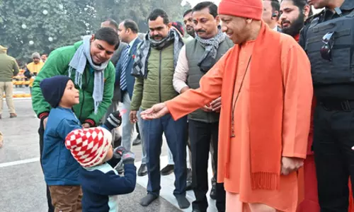 खिचड़ी पर्व से पहले ही उमड़ा आस्था का सैलाब, मंदिर में भोर से लगी श्रद्धालुओं की लंबी कतार खिचड़ी पर्व से पहले ही उमड़ा आस्था का सैलाब, मंदिर में भोर से लगी श्रद्धालुओं की लंबी कतार