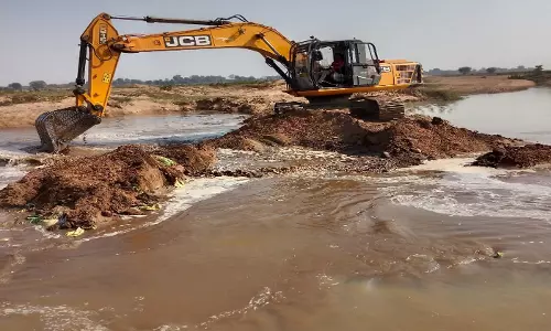 अवैध रेत कारोबार पर खनिज विभाग की सख्त कार्रवाई, जेसीबी, हाईवा और ट्रैक्टर जब्त