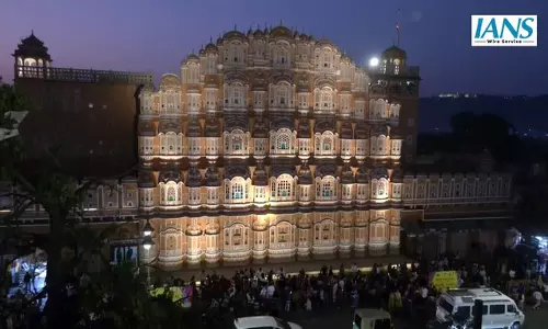मकर संक्रांति पर जयपुर जगमगा उठा: हवा महल पर आतिशबाजी और शहर में उत्सव की धूम