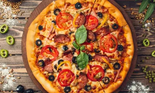 ओवन के बिना भी बनाएं बाजार जैसा चीजी Pizza, कड़ाही में आसान तरीका