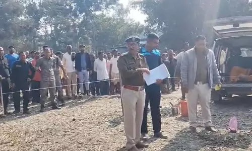 खेत के बीच में कपल पर कुल्हाड़ी से हमला, आरोप रिश्तेदारों पर