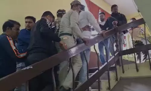 कल्याणी में वोटर का नाम हटाने और तृणमूल के आरोपों के बीच बीजेपी विधायक SDO ऑफिस पहुंचे कल्याणी में वोटर का नाम हटाने और तृणमूल के आरोपों के बीच बीजेपी विधायक SDO ऑफिस पहुंचे