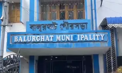 Balurghat नगर निगम के सफाई कर्मचारियों ने बकाया वेतन को लेकर विरोध प्रदर्शन किया Balurghat नगर निगम के सफाई कर्मचारियों ने बकाया वेतन को लेकर विरोध प्रदर्शन किया