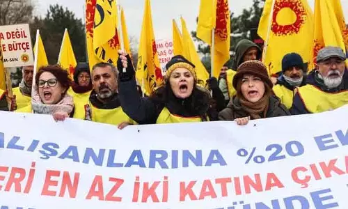 महंगाई की मार: Ankara में बेहतर वेतन वृद्धि के लिए सड़कों पर उतरे सरकारी कर्मचारी महंगाई की मार: Ankara में बेहतर वेतन वृद्धि के लिए सड़कों पर उतरे सरकारी कर्मचारी