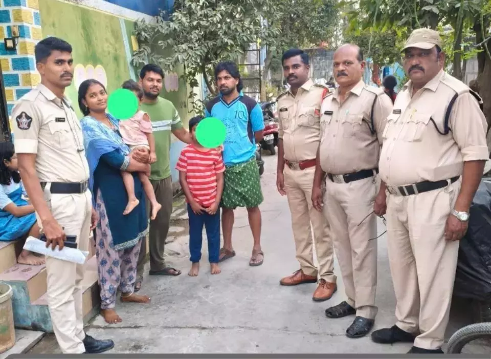 Eluru में लापता बच्चों का पता लगाया गया और उन्हें उनके माता-पिता से मिलाया गया Eluru में लापता बच्चों का पता लगाया गया और उन्हें उनके माता-पिता से मिलाया गया