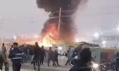 Prayagraj:माघ मेले में लगी भीषण आग,चारों तरफ हड़कंप Prayagraj:माघ मेले में लगी भीषण आग,चारों तरफ हड़कंप