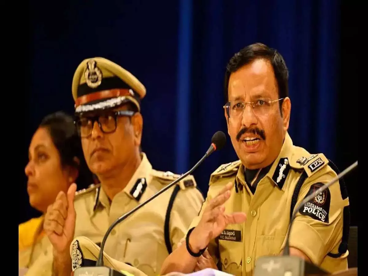 Hyderabad: सीपी सज्जनार की अध्यक्षता वाली SIT मंत्रियों के खिलाफ अपमानजनक कंटेंट की जांच Hyderabad: सीपी सज्जनार की अध्यक्षता वाली SIT मंत्रियों के खिलाफ अपमानजनक कंटेंट की जांच