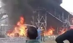 Odisha:रेलवे स्टेशन पर भीषण आग,मची अफरा-तफरी Odisha:रेलवे स्टेशन पर भीषण आग,मची अफरा-तफरी