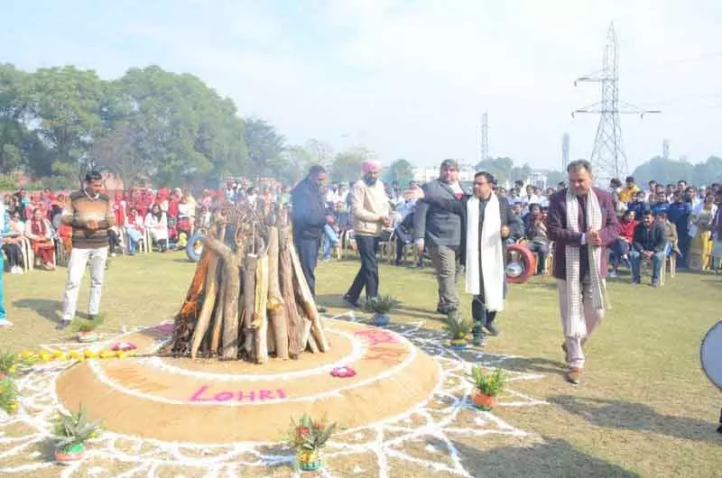Sirsa में पारंपरिक उत्साह के साथ मनाया गया लोहड़ी का त्योहार Sirsa में पारंपरिक उत्साह के साथ मनाया गया लोहड़ी का त्योहार