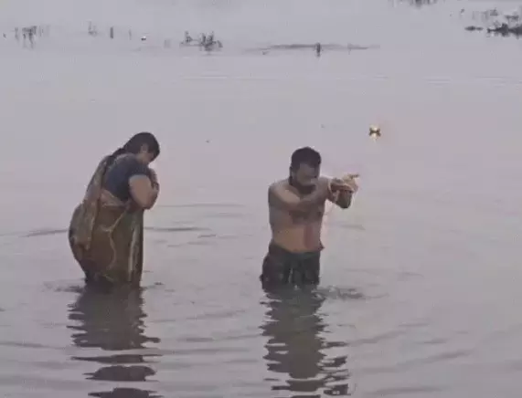 राजिम त्रिवेणी संगम में भक्तों ने मकर संक्रांति पर किया स्नान राजिम त्रिवेणी संगम में भक्तों ने मकर संक्रांति पर किया स्नान