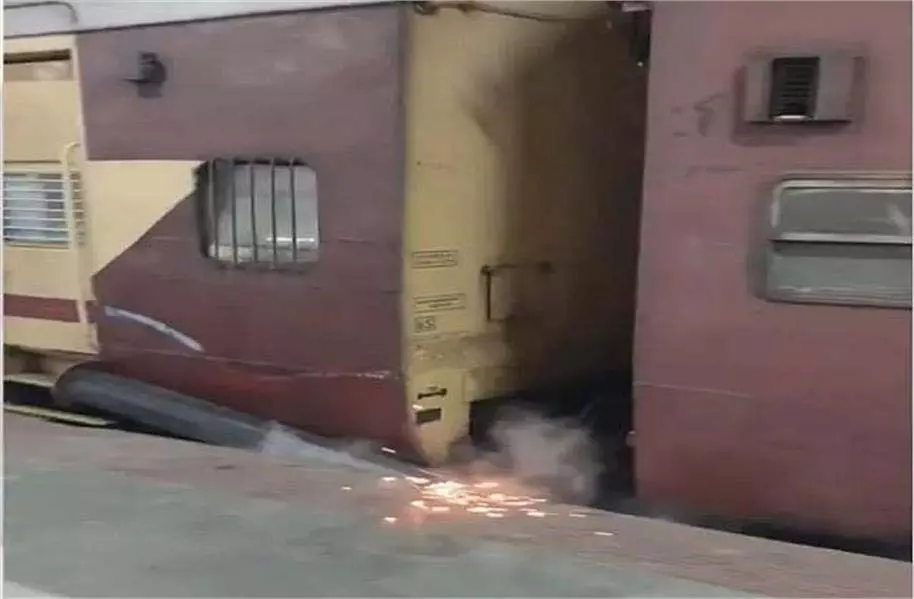 Bihar: चलती ट्रेन में फंसा लोहे का भारी हाइड्रेंट पाइप,मच गया कोहराम Bihar: चलती ट्रेन में फंसा लोहे का भारी हाइड्रेंट पाइप,मच गया कोहराम