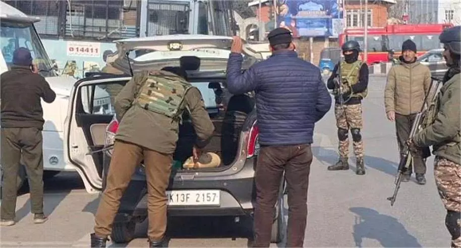 Srinagar: गणतंत्र दिवस से पहले तलाशी व चेकिंग अभियान तेज Srinagar: गणतंत्र दिवस से पहले तलाशी व चेकिंग अभियान तेज